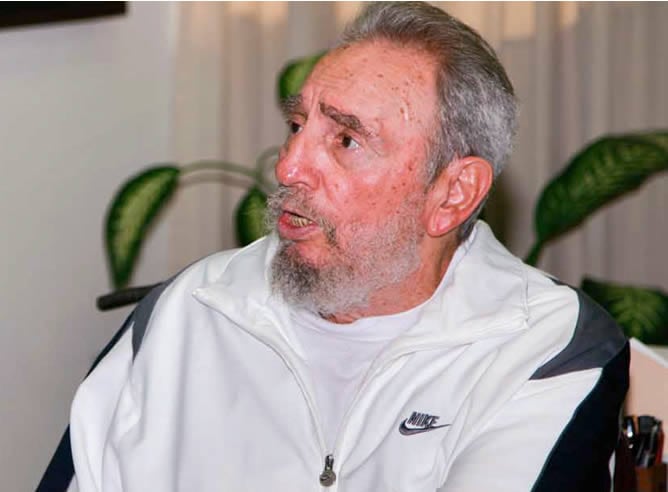 Primera aparación de Fidel Castro desde que enfermara en 2006 durante una visita al Centro Nacional de Investigaciones Científicas de La Habana