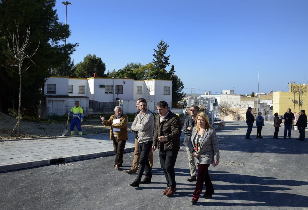La alcaldes de Jerez, Mamen Sánchez, durante una visita a la barriada del Agrimensor