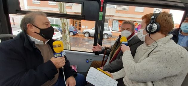 Los ex concejales Emilio Villarino y Ramón Barreda durante la tertulia que hemos compartido con ellos en el autobús.