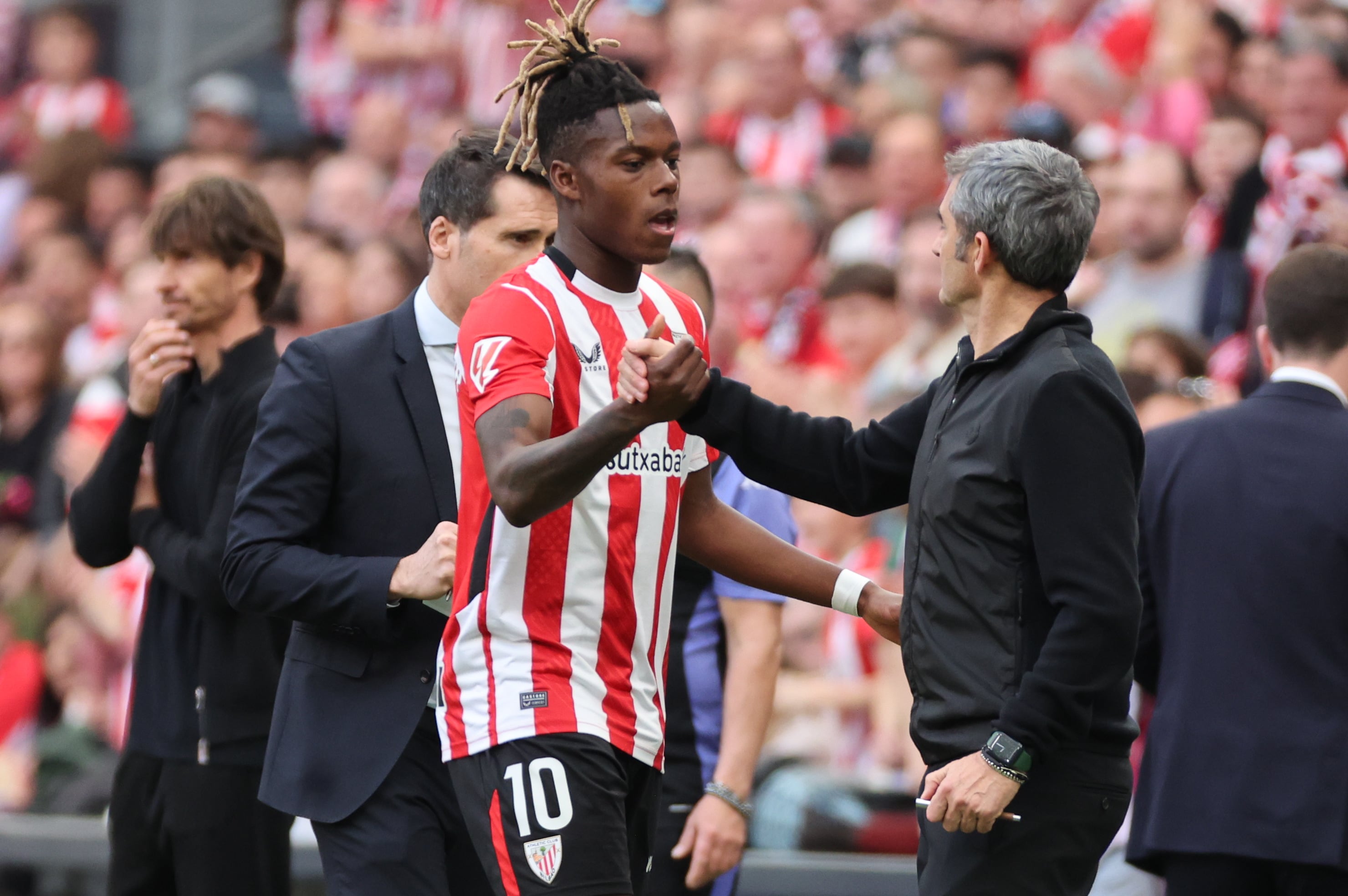 El delantero del Athletic Nico Williams saluda al entrenador, Ernesto Valverde, tras ser sustituido durante el partido de LaLiga entre el Athletic Club y el Real Valladolid disputado en San Mamés, Bilbao este domingo