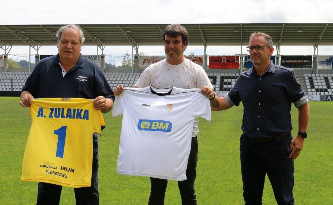 Aitor Zulaika posa entre el presidente, Ricardo Garcia; y el director de fútbol, Gorka Etxeberria