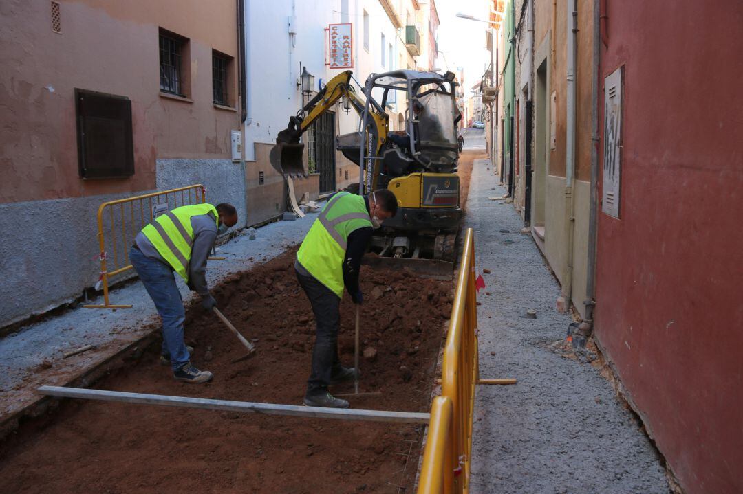 Operaris públics treballant en una obra