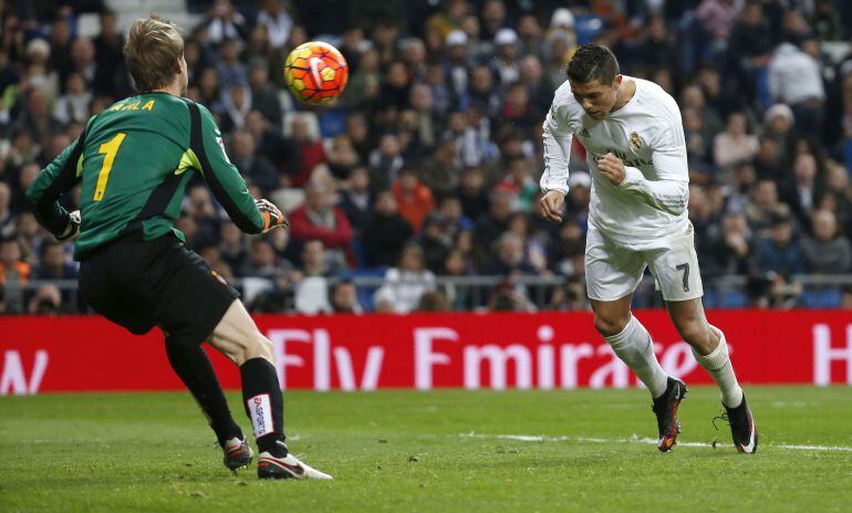 El delantero portugués del Real Madrid, Cristiano Ronaldo, cabecea un balón ante el guardameta lituano del Espanyol, Giedrius Arlauskis