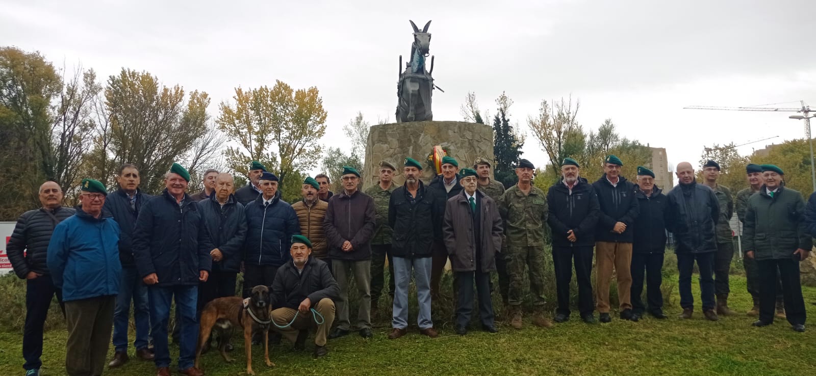 Representantes civiles y militares en el Homenaje al Mulo, junto a su monumento