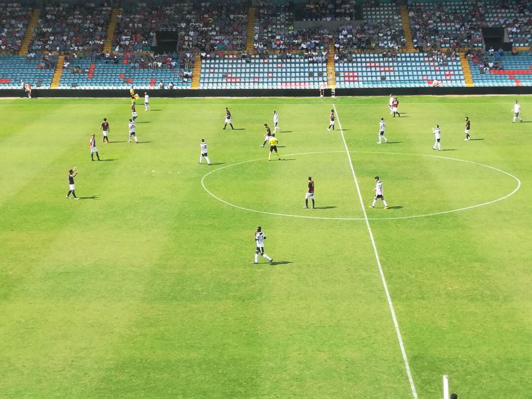 Momento del partido en el estadio Helmántico.