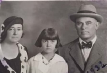 Francisco Romero Carrasco junto a su mujer, Carmen García Arroyo, y su hija Carmen Romero García.