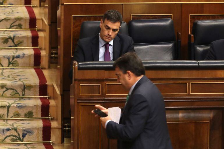  El portavoz del PNV, Aitor Esteban, pasa ante el jefe del Ejecutivo, Pedro Sánchez, durante el pleno del Congreso ante el que comparece Sánchez para informar de la posición que trasladará al primer Consejo Europeo al que asiste como jefe del Ejecutivo y 