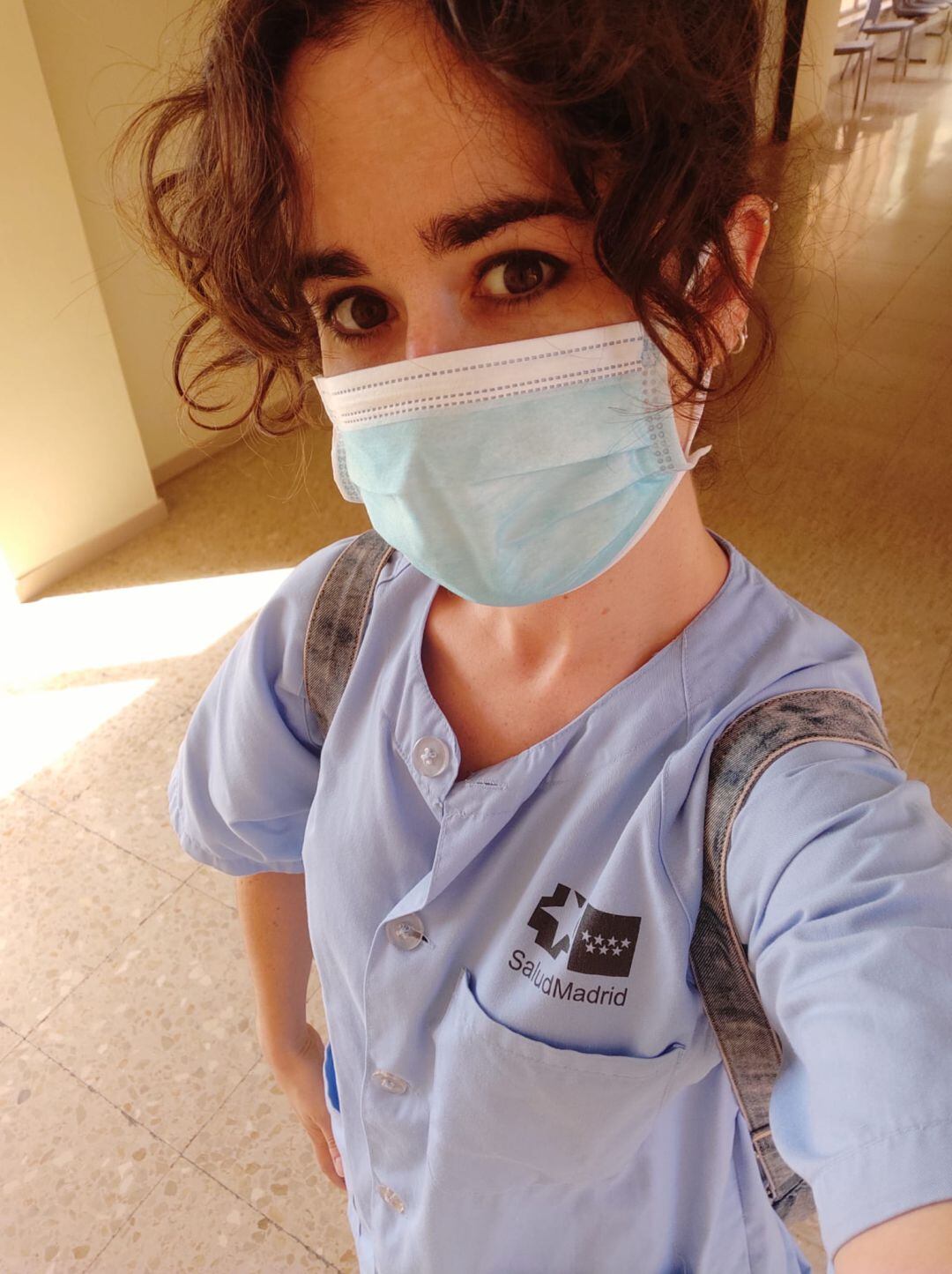 Lara Esteve, en el hospital madrileño Príncipe de Asturias, dónde trabaja atendiendo a los enfermos de COVID-19