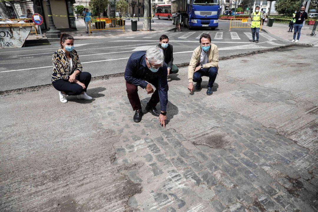 El alcalde de Valencia, Joan Ribó, la vicealcaldesa, Sandra Gómez, el vicealcalde Sergi Campillo y el concejal de Movilidad, Giuseppe Grezzi, han visitado las obras para la peatonalización de la plaza del Ayuntamiento de València este lunes, donde han aparecido las antiguas vías del tranvía.