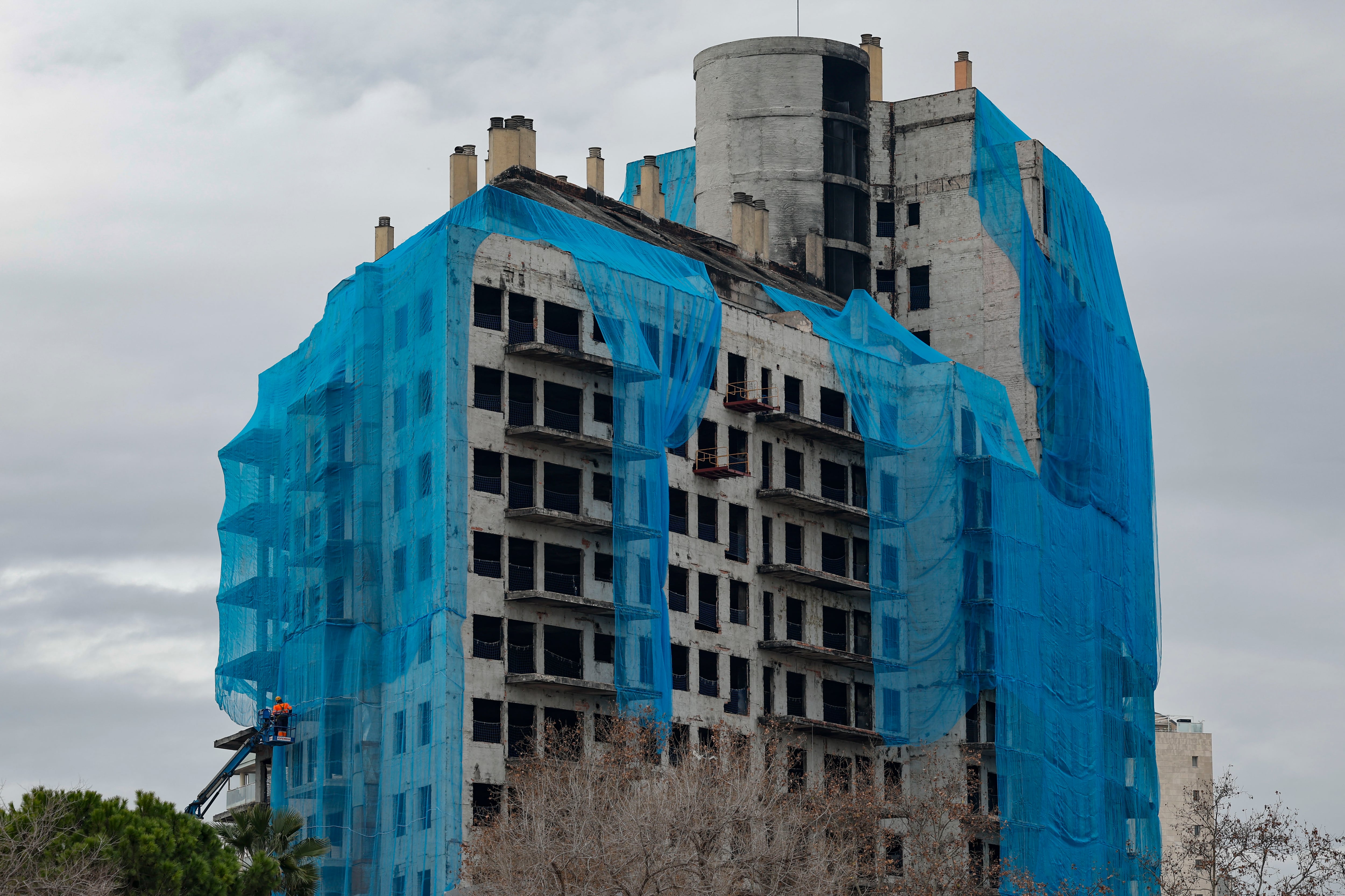 GRAFCVA4884. VALÈNCIA, 22/01/2025.- El desescombro del edificio incendiado el 22 de febrero de 2024 en el barrio de Campanar de València, que causó diez muertos y dejó a un centenar de familias sin hogar tras devastar 138 viviendas, sigue su ritmo y sólo le quedan dos plantas por limpiar para acabar a finales de este enero la limpieza, cuando falta un mes para que se cumpla un año del siniestro. EFE/Ana Escobar
