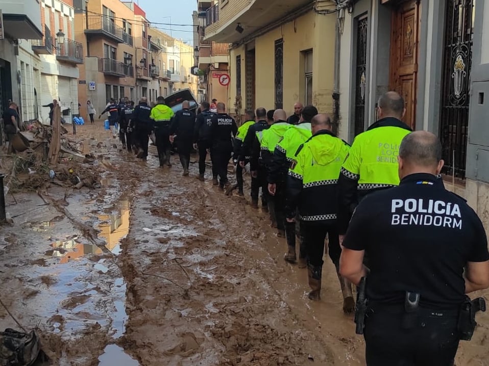 Los policías locales de Benidorm y la Marina Baixa trabajan en Valencia: "Se precisa mucha más ayuda"