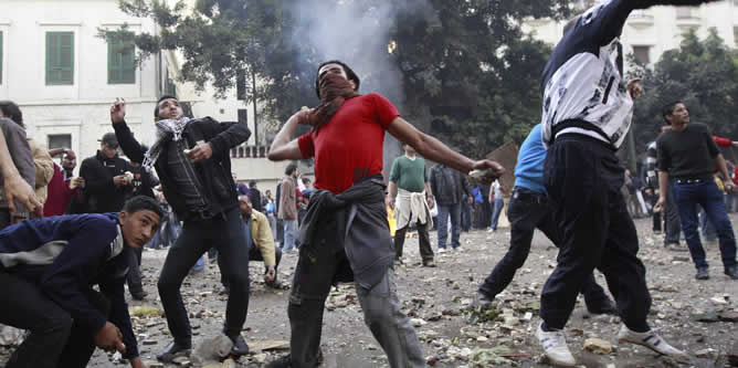 Los manifestantes lanzan piedras a la policía en la plaza del Tahrir de El Cairo