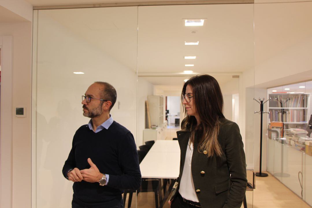 La ministra de Cultura i Esports, Sílvia Riva, mostra el nou ministeri amb els departaments ja instal·lats.