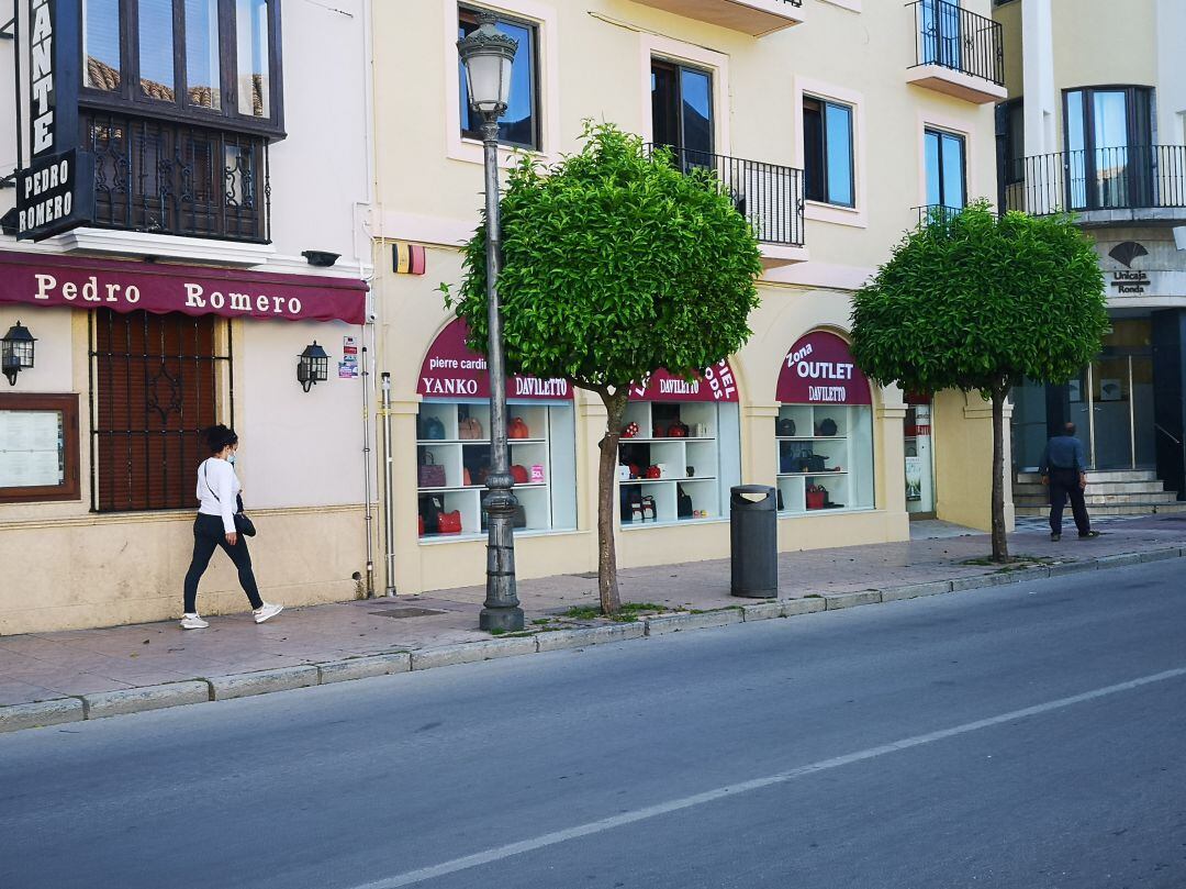 Dos personas caminan por la calle Virgen de la Paz en Ronda