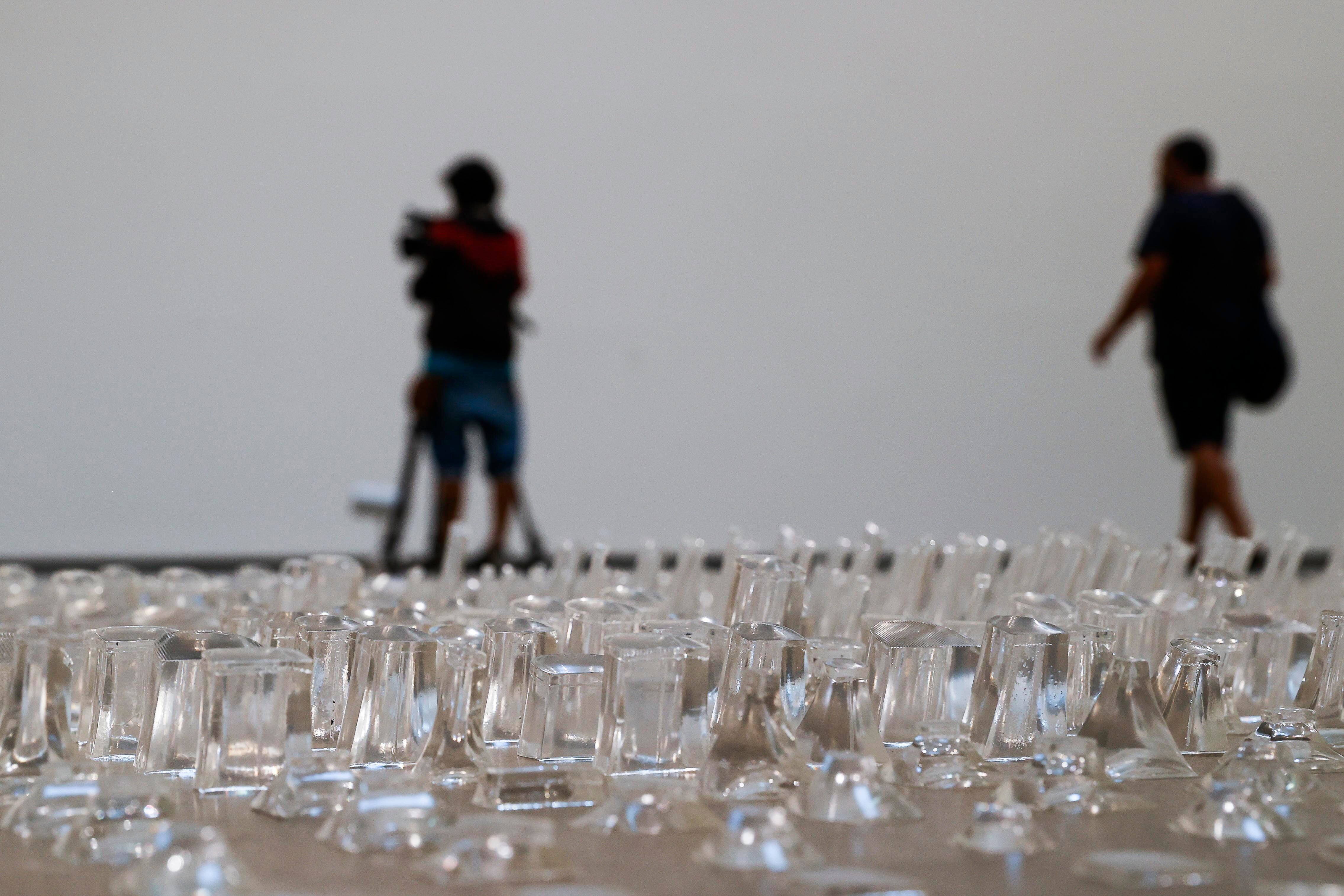 BILBAO, 18/10/2022.- El Museo Guggenheim Bilbao ha presentado este martes la exposición "Secciones/Intersecciones. 25 años de la colección del Museo", conmemorativa del aniversario y que ocupa todas las salas del centro. EFE/Miguel Toña