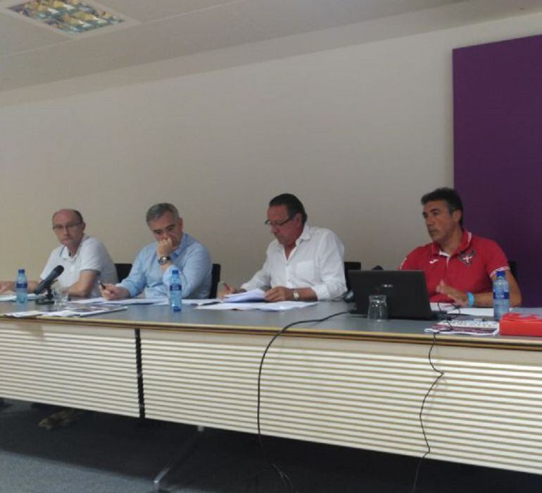 Junta directiva en la Asamblea de socios de la Arandina de 2017