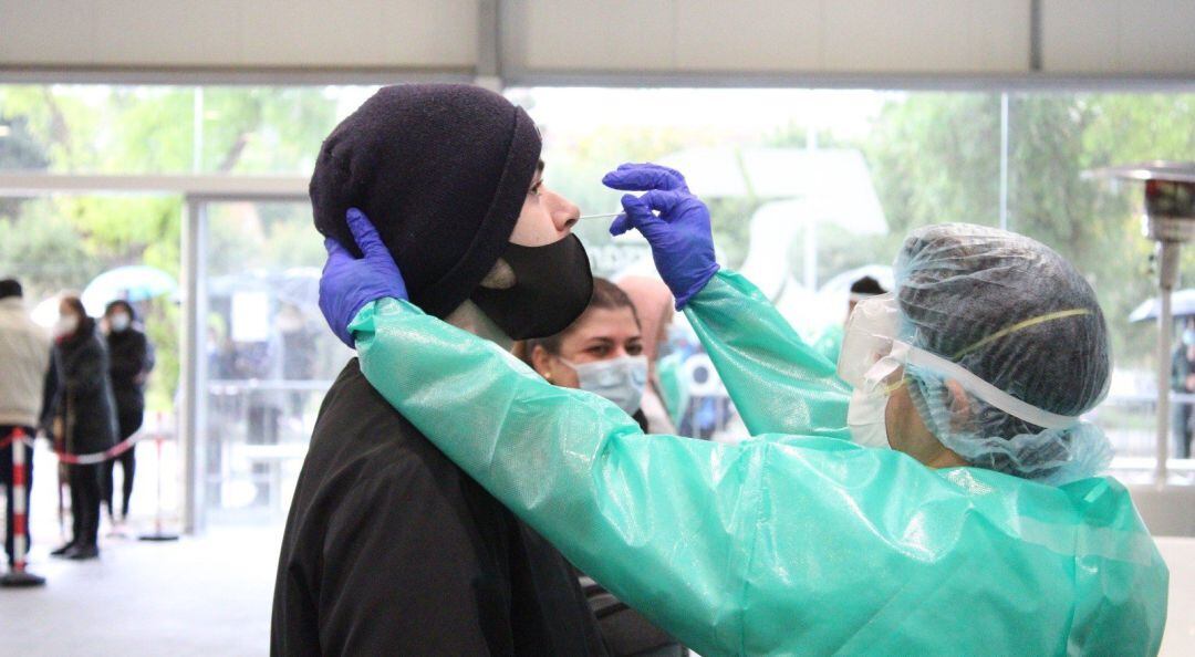 Una sanitaria realiza una prueba de coronavirus