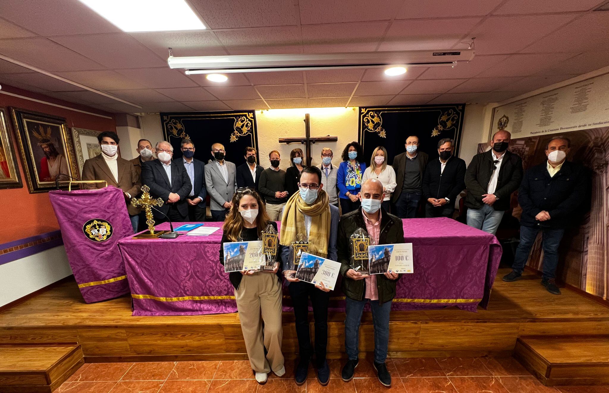 Los tres premiados del primer Concurso de Escaparates de Semana Santa convocado por el Grupo Municipal del PP en el Ayuntamiento de Jaén junto a concejales y miembros del jurado.