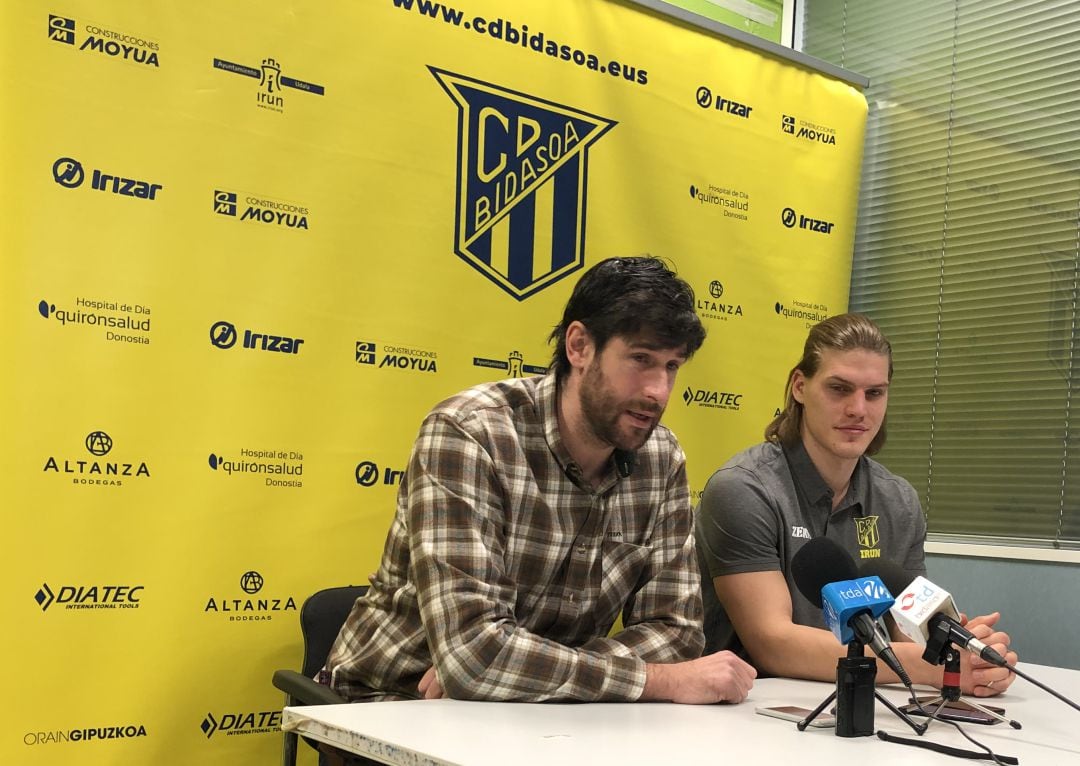 Gurutz Aguinagalde junto a Bartók en la presentación del jugador húngaro.