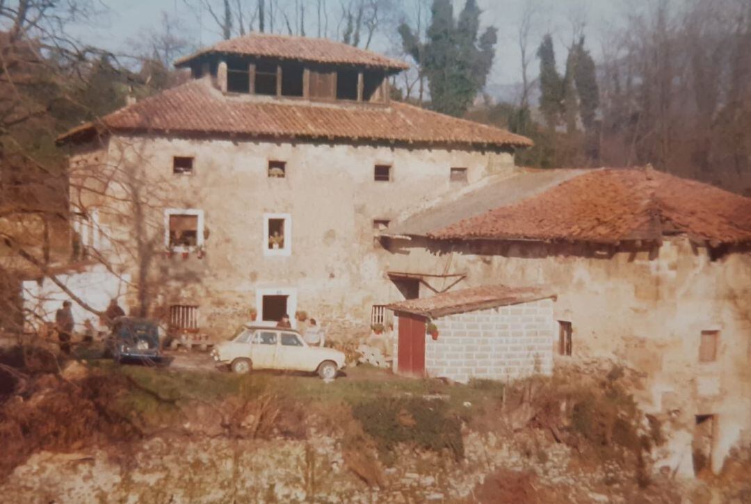 El molino con el edificio adyacente que fue devastado por las inundaciones de 1983