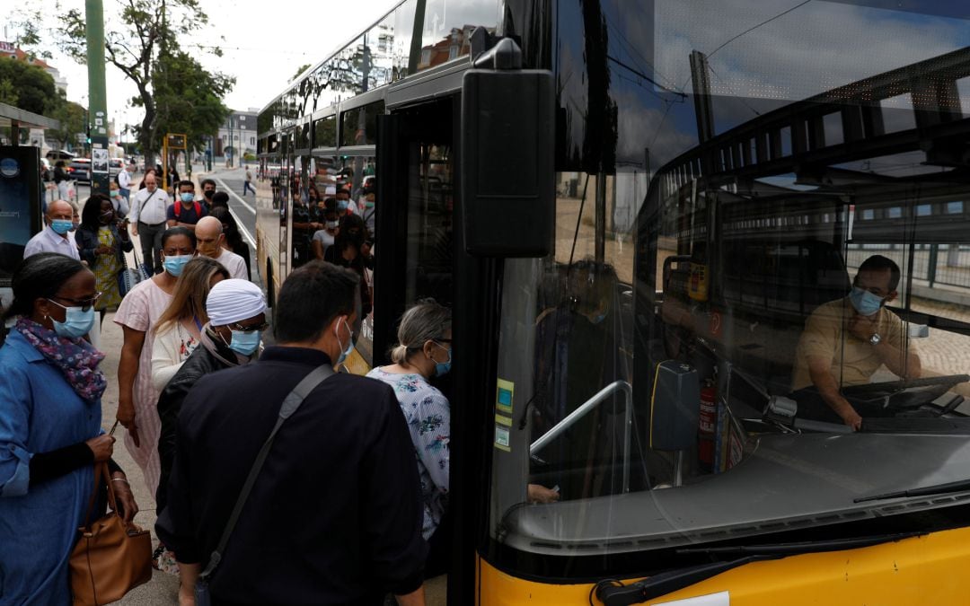 Pasajeros en un autobús en Lisboa