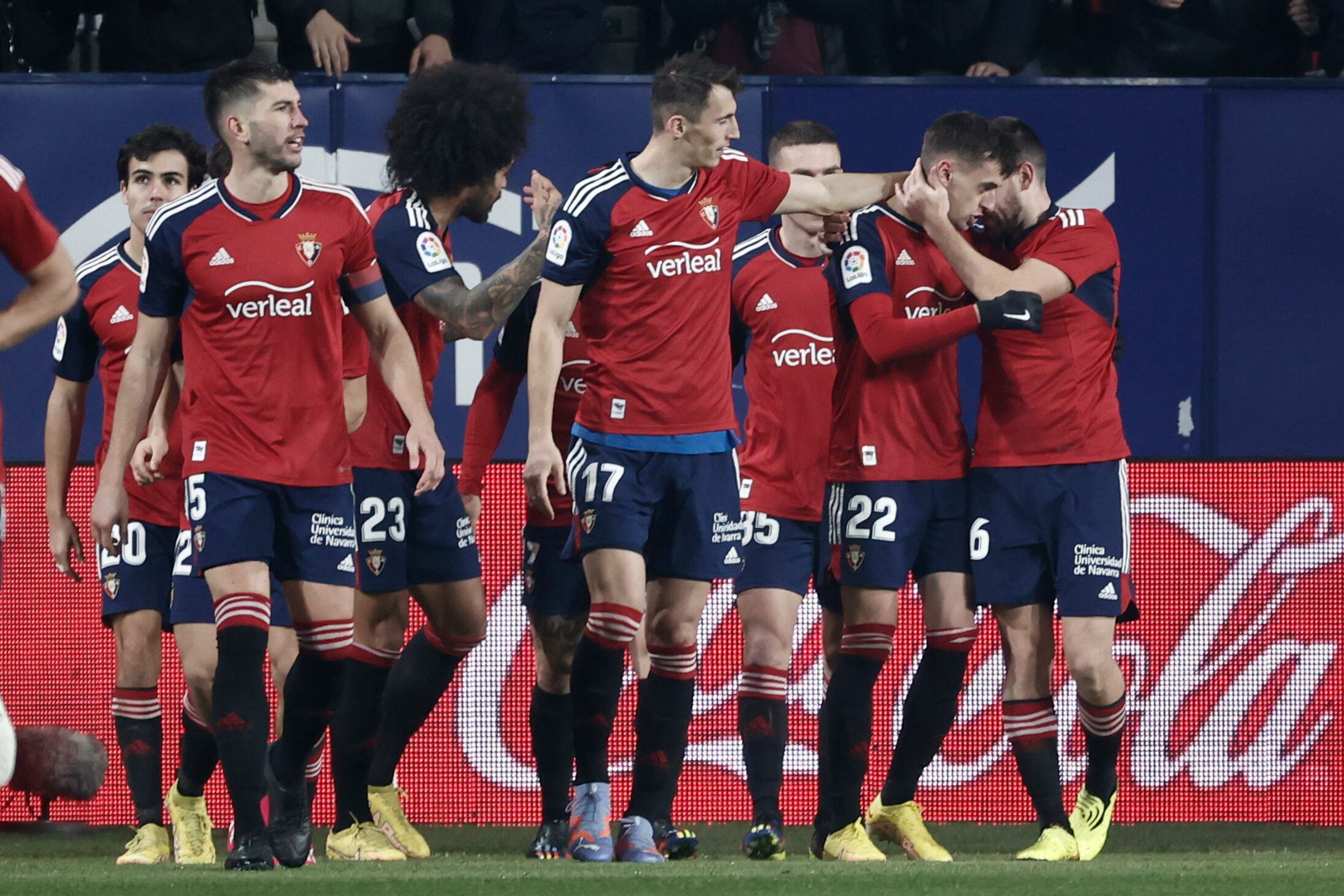 Aimar Oroz celebra con sus compañeros el gol de Osasuna durante el partido ante el Mallorca en el estadio de El Sadar