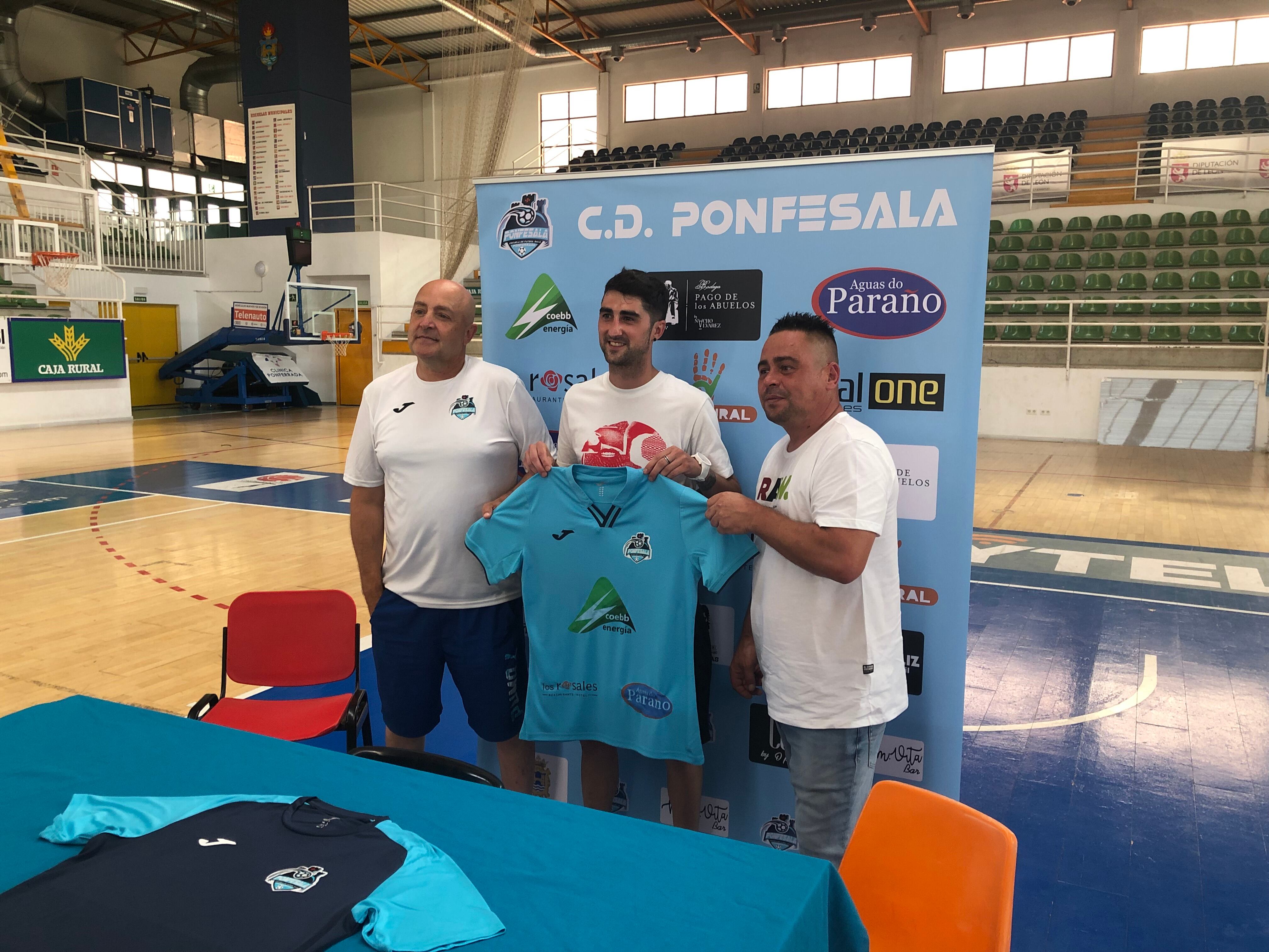 De izquierda a derecha el entrenador José Manuel Pérez, en el centro Dilin Blanco y el presidente Jonás Álvarez