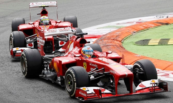 El español Fernando Alonso rueda sobre el circuito de Monza