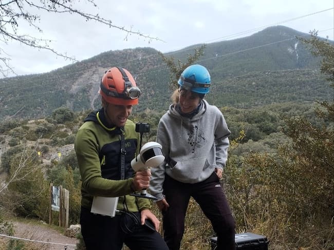 Este dispositivo (LiGrip H120) es un sistema denominado SLAM-LiDAR que permite la teledetección a través de la emisión de pulsos de luz láser en todas las direcciones