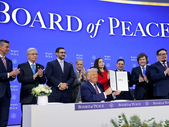 Donald Trump firma el acta de constitución de la Junta de Paz creada por él mismo. (Photo by Chip Somodevilla/Getty Images)