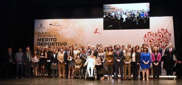 Foto de familia en los Premios y Distinciones al Mérito Deportivo de Castilla-La Mancha