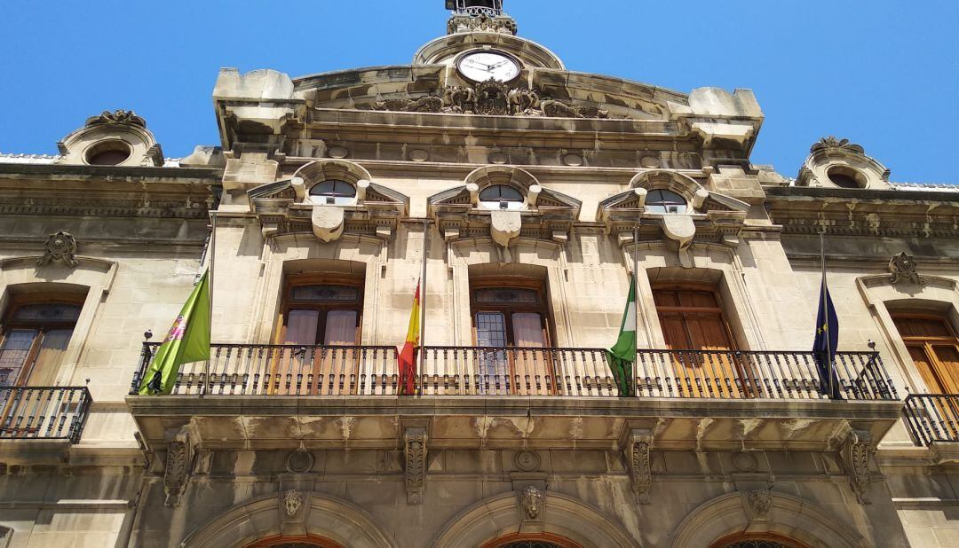 Banderas a media asta en la fachada del palacio de la Diputación Provincial de Jaén.