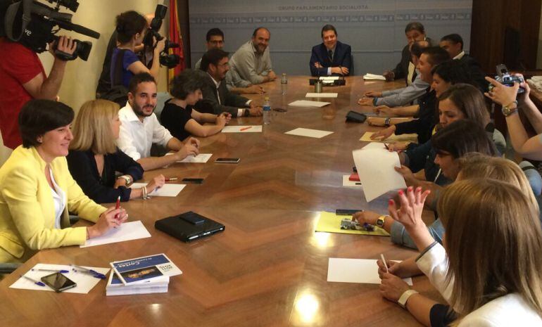Primera reunión del que será el Grupo Parlamentario del PSOE en las Cortes