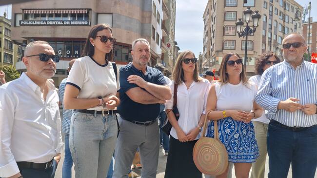 La teniente de alcalde Lidia Coca (segunda por la izquierda) j