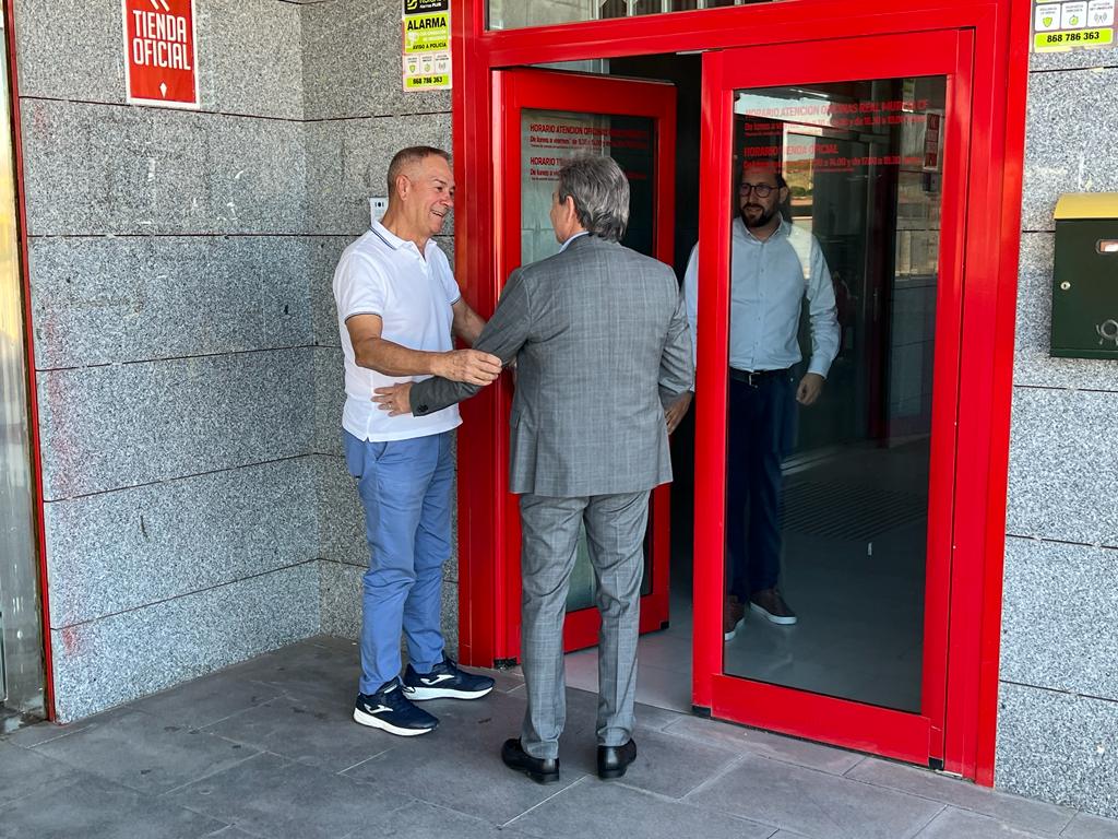 Felipe Moreno y Agustín Ramos, ante José Manuel Sánchez, en las puertas del Enrique Roca de Murcia