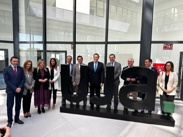 Autoridades presentes en la inauguración del nuevo edificio de la UJA.