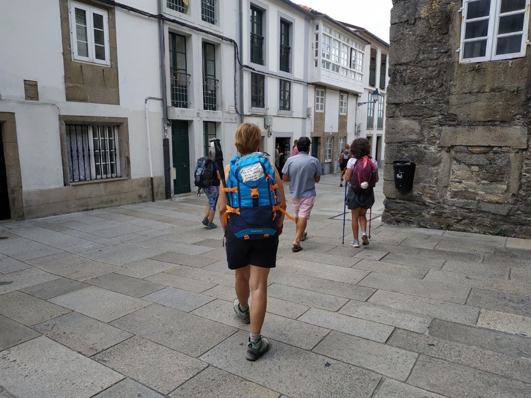 Peregrinos a escasos metros de la Catedral de Santiago de Compostela.