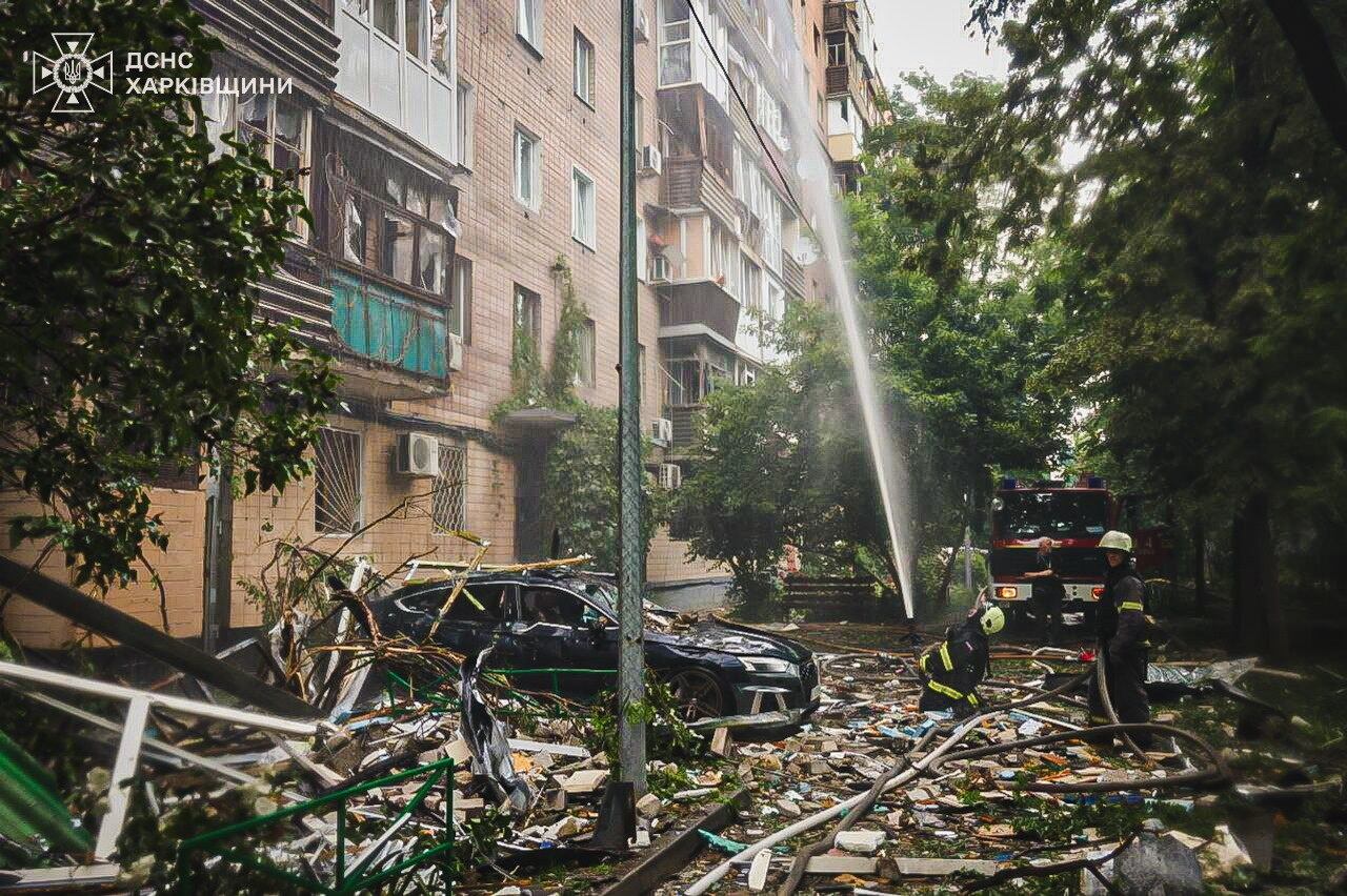 Los bomberos realizan labores de rescate durante el ataque que esta madrugada ha caído sobre varias zonas de Ucrania. EFE/EPA/STATE EMERGENCY SERVICE OF UKRAINE HANDOUT
