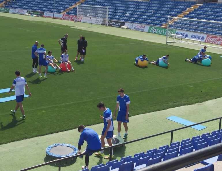 Los jugadores del Hércules realizando ejercicios de estiramientos en el Rico Pérez