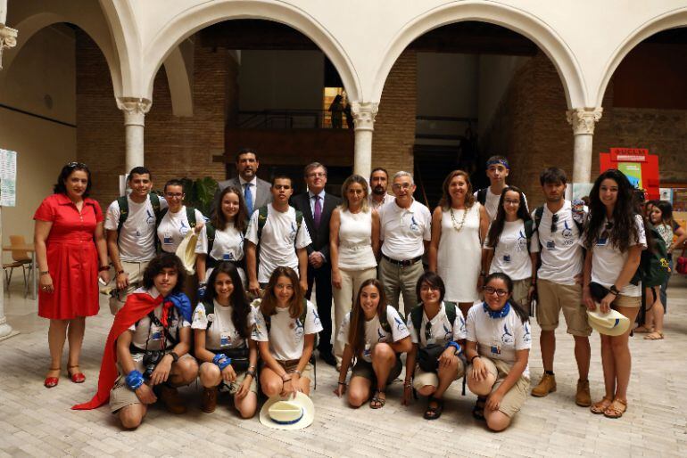 Algunos de los participantes de la ruta junto a responsables del BBVA, la alcaldesa de Toledo y la vicerrectora.