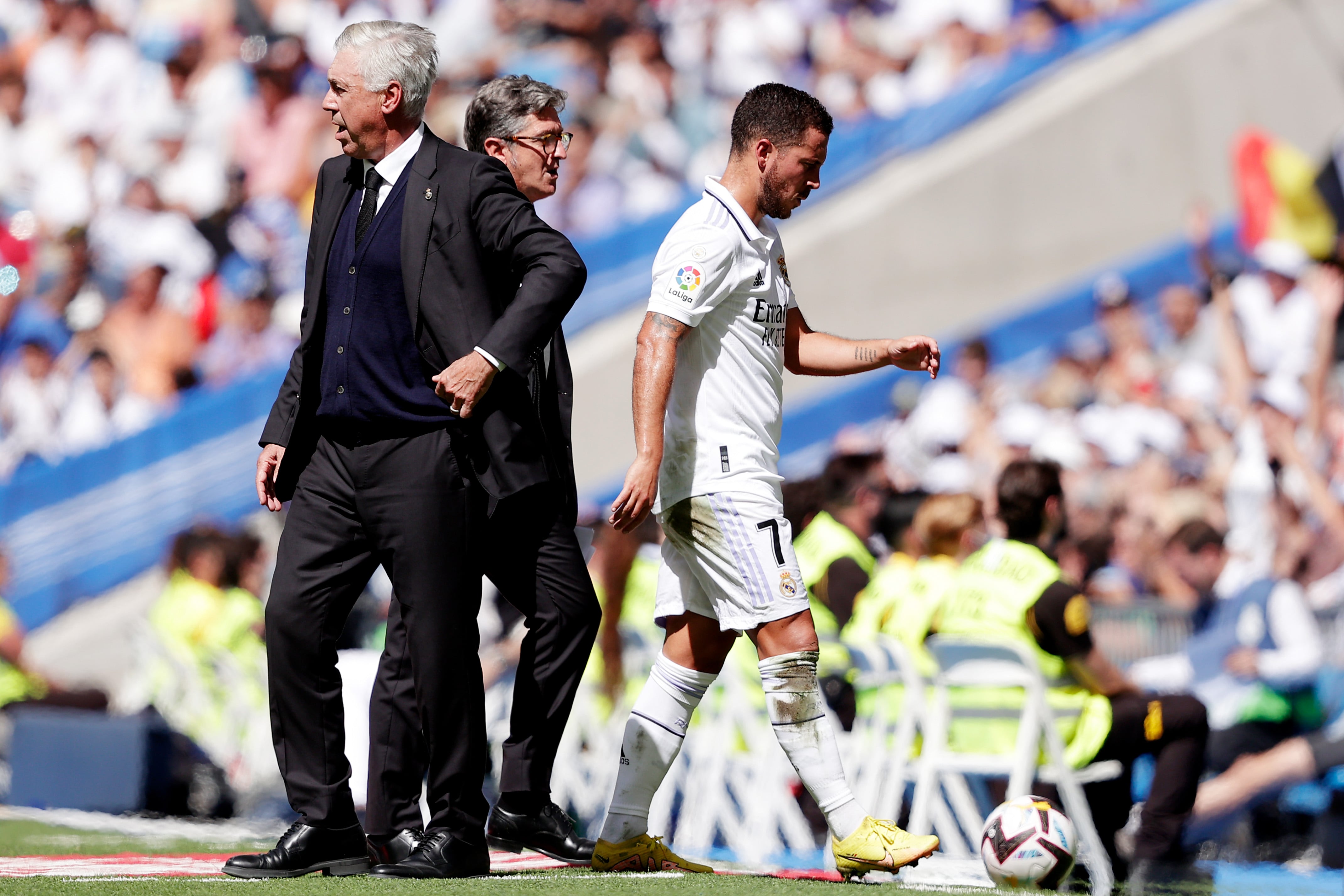 Carlo Ancelotti y Eden Hazard en un partido del Real Madrid