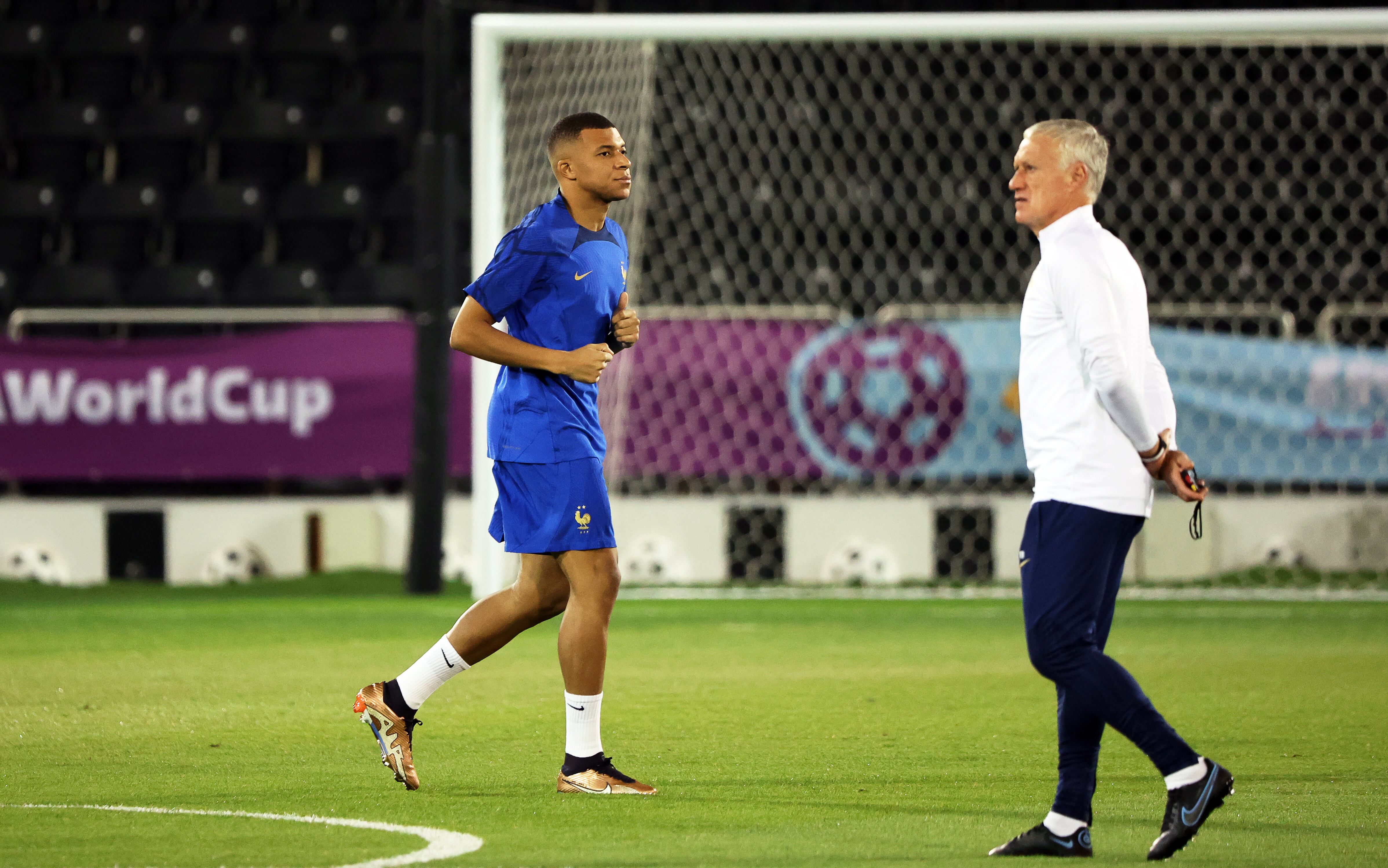 Mbappé, con Deschamps, durante un entrenamiento.