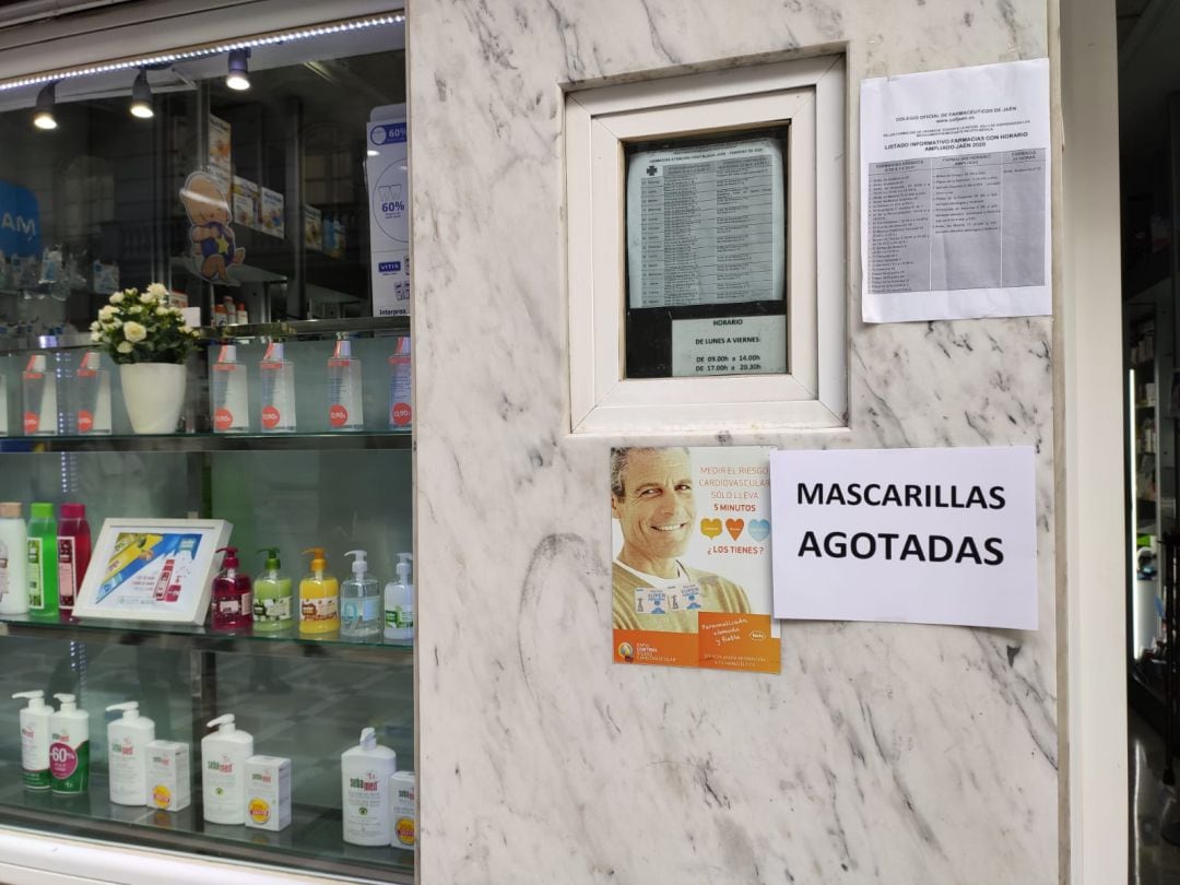 Fachada de una de las más de 300 farmacias situadas en Jaén.