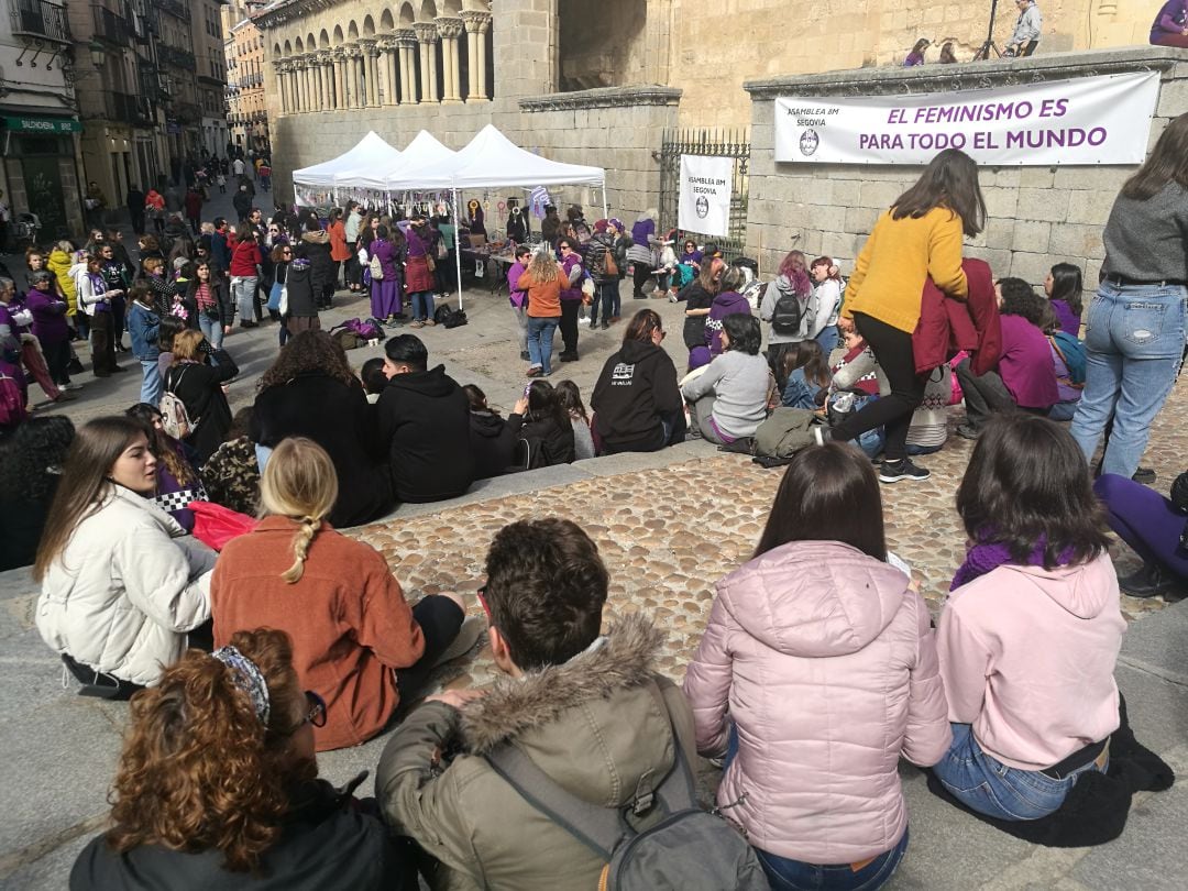 Durante toda la mañana la plaza de San Martín ha acogido las diferentes actividades organizadas por la Asamblea Feminista 8M Segovia