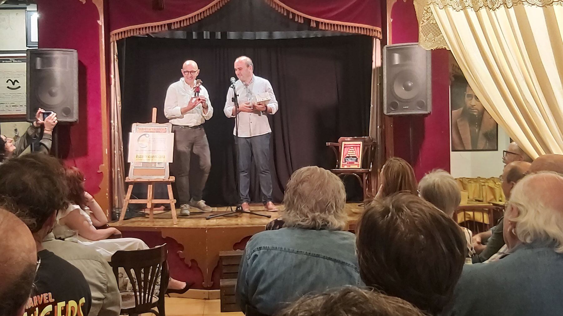 Francesc Gisbert entrega el premi Enric Valor al gerent de La Dependent,  Joanfra Rozalén