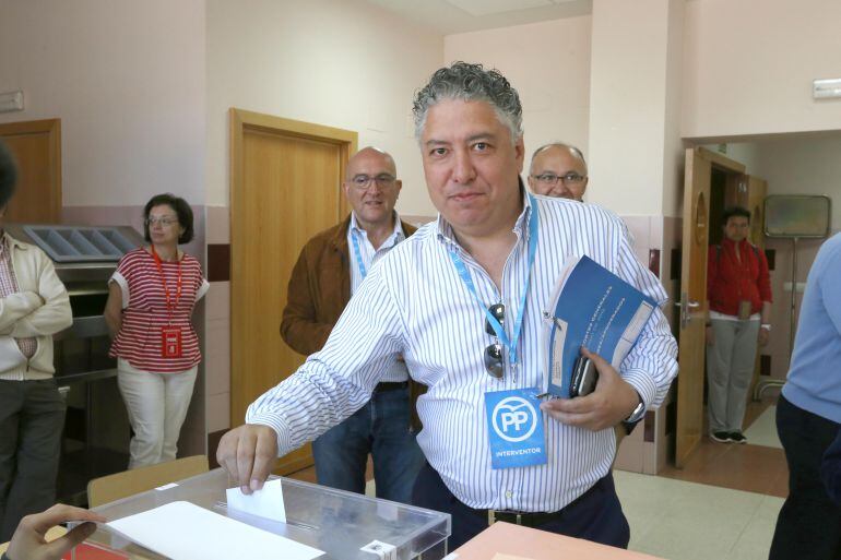 Momento de la votación de Tomás Burgos