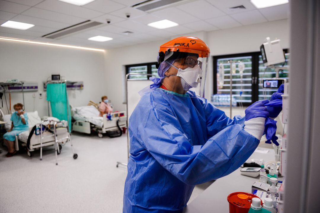 Un médico cubierto con un EPI en un hospital, en una imagen de archivo