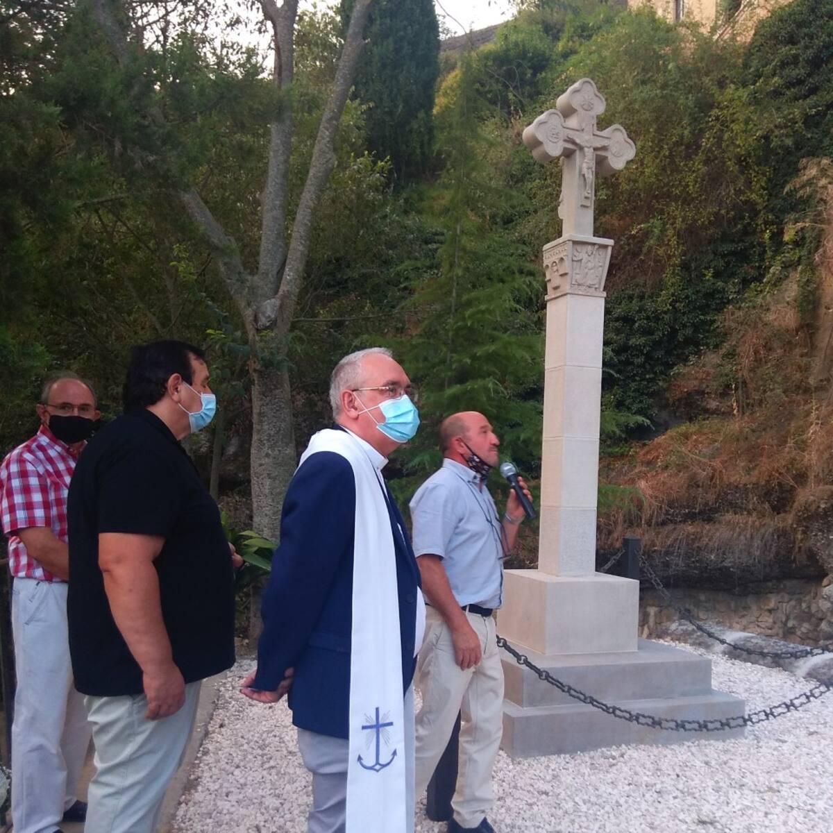 La nueva cruz de término ya luce en el camino de acceso a la Virgen de la Peña