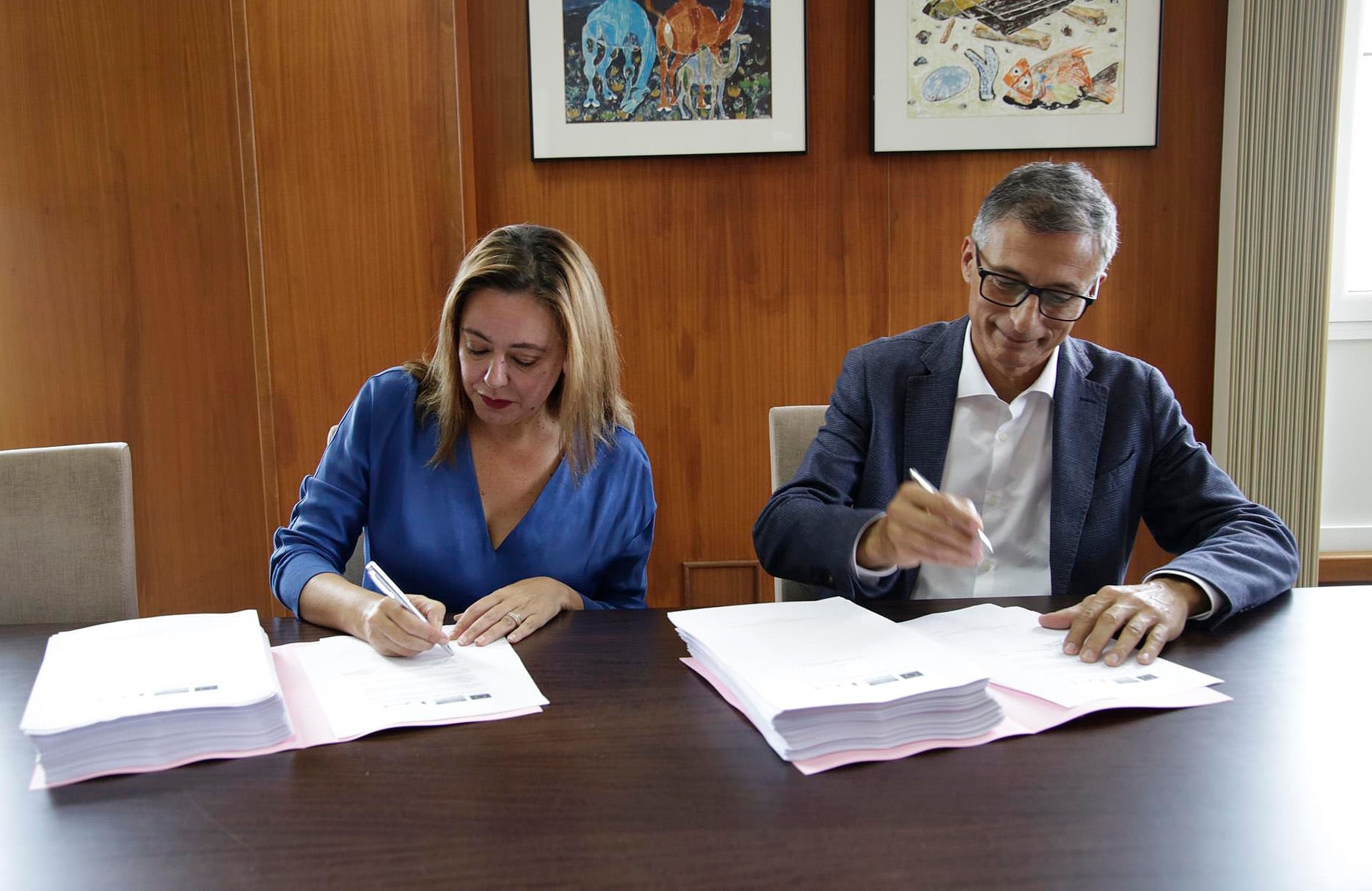 María Dolores Corujo, presidenta del Cabildo de Lanzarote, firmando el contrato de adjudicación con el representante de Elecnor.