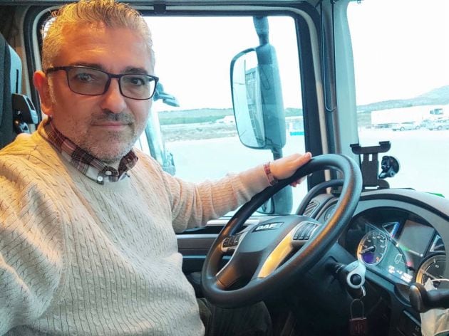 Emilio Aparisi, al volante del camión que le ha llevado de Calasparra a Ely, en Reino Unido